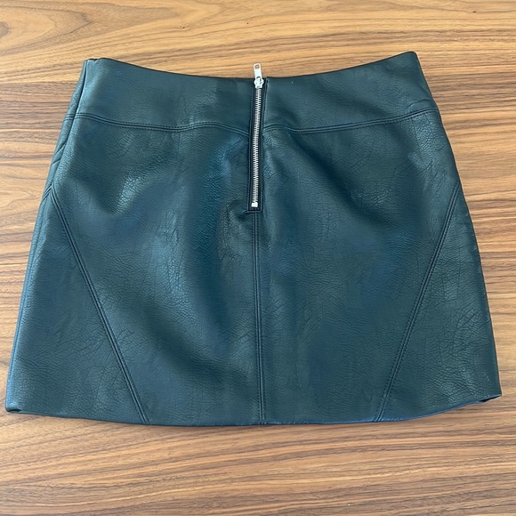 NWT H&M, 8 black leather-like skirt, back silver tone zipper - Picture 2 of 6